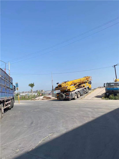 根河市25吨吊车的租赁价格大概是多少？