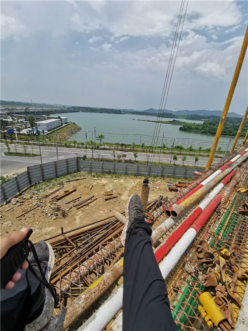 根河市作业中发生设备损坏或人员意外，责任怎么划分？